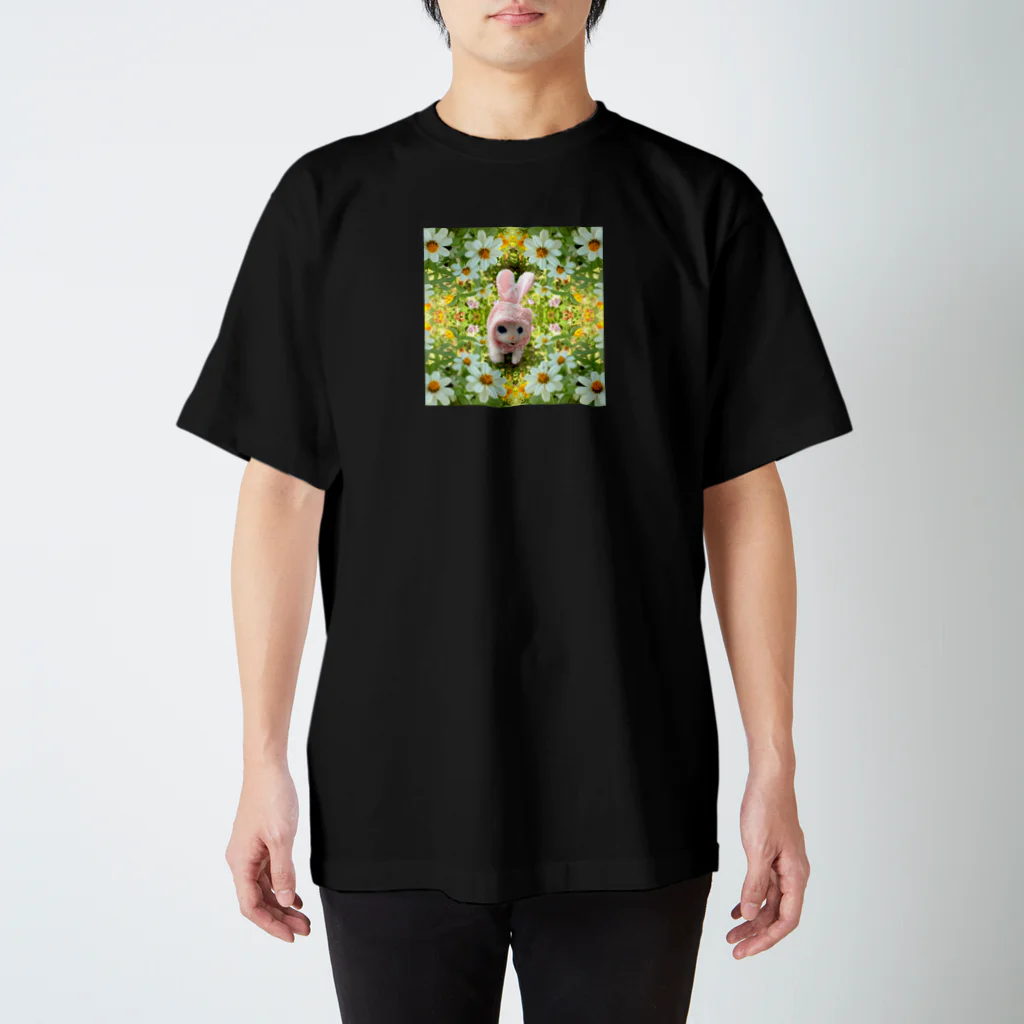 ❀おちゃめの部屋❀の草原をお散歩するミルキーちゃん☆ Regular Fit T-Shirt