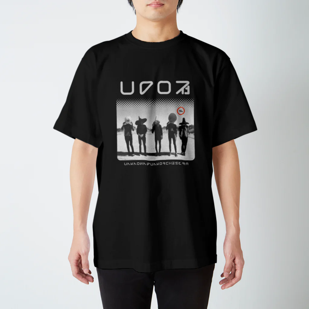 UFO社（Tシャツデザイン課）の謎の5人、背後にUFO。 Regular Fit T-Shirt