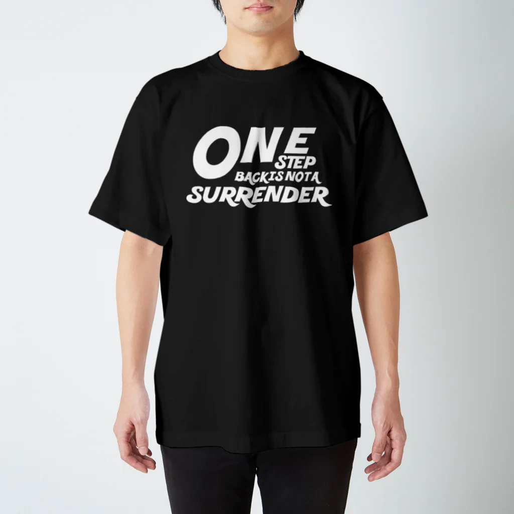 てぃーいーあーるゆーのONE STEP BACK IS NOT A SURRENDER Regular Fit T-Shirt