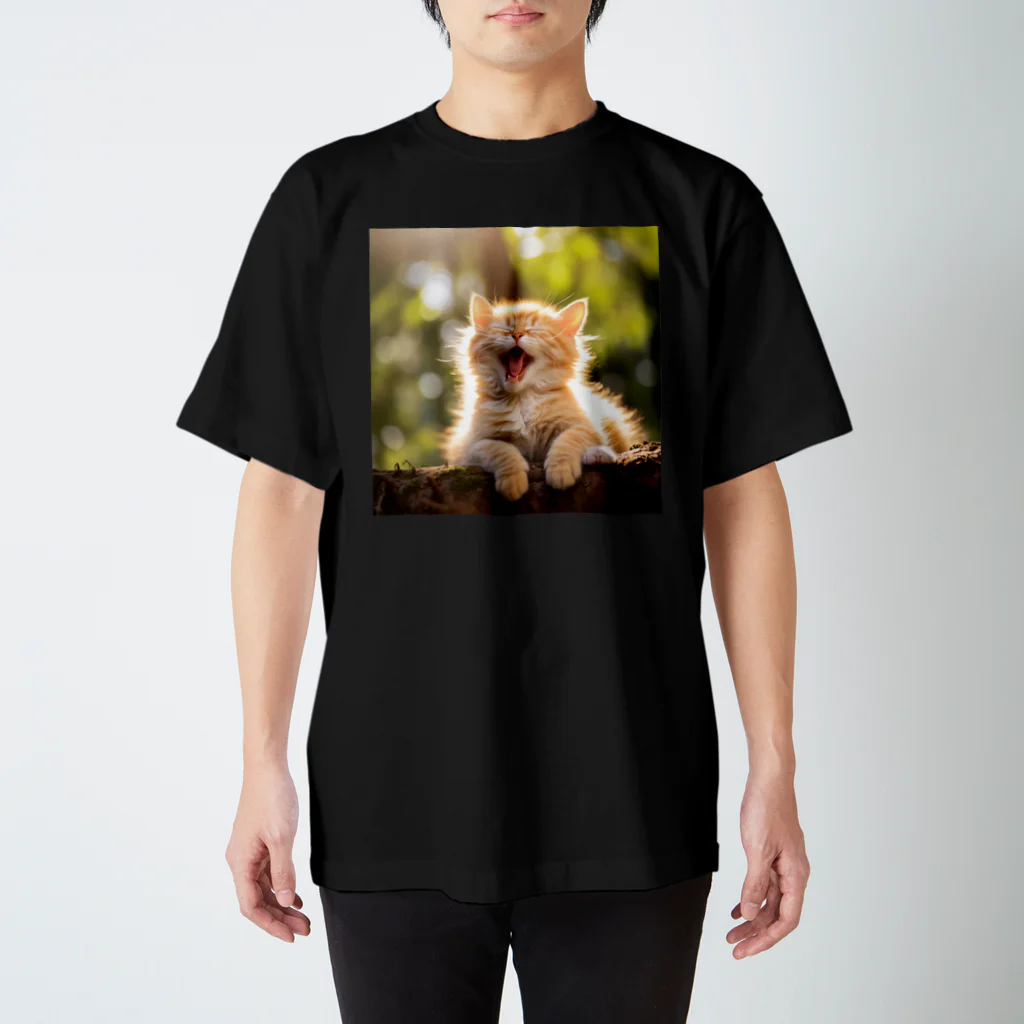 ショップ　猫まみれの子猫のあくび　yawning kitty Regular Fit T-Shirt