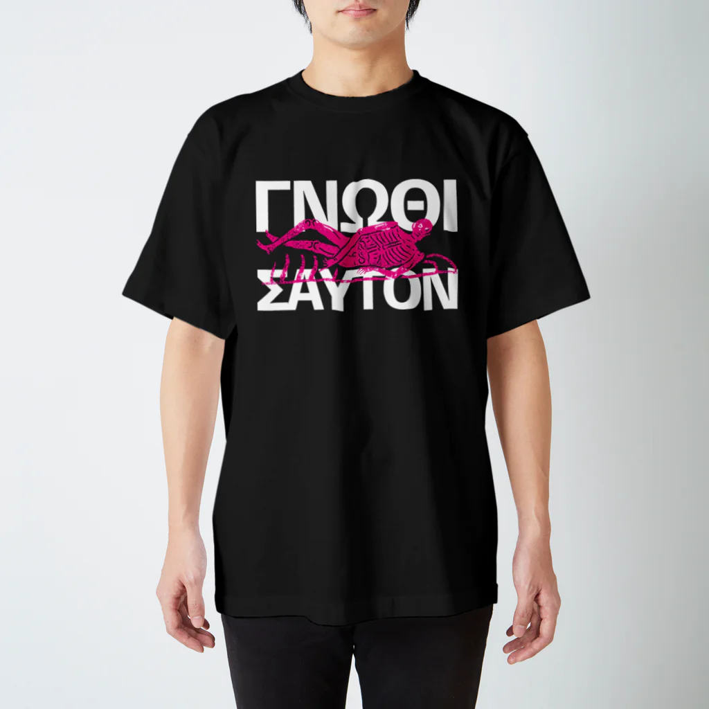 metao dzn【メタヲデザイン】の「汝自身を知れ」ΓΝΩΘΙ ΣΑΥΤΟΝ Regular Fit T-Shirt