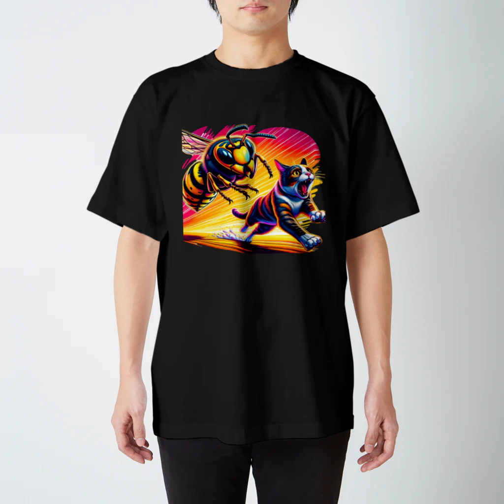 SUZUMEBACHI-HUNTERのオオスズメバチと追いかけっこ【ねこちゃん編】 スタンダードTシャツ