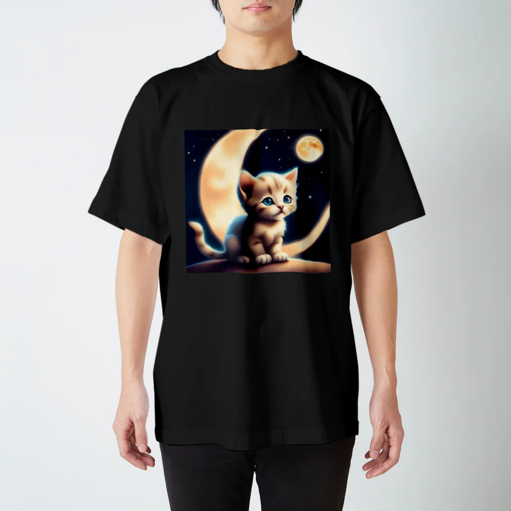 宇宙と猫の月を見る子猫 スタンダードTシャツ