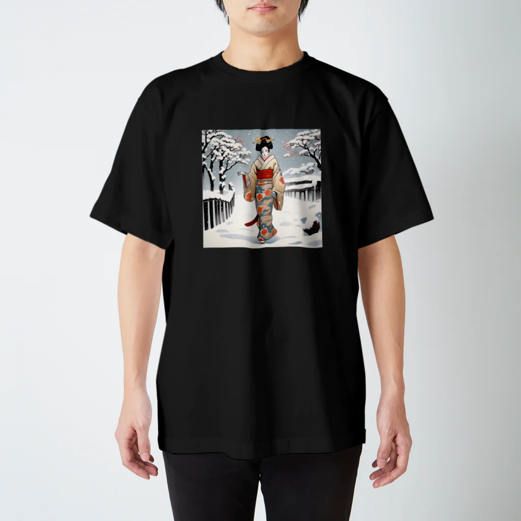 日本の風景 COOL JAPANの日本の風景、冬雪降る中を歩く舞妓さん　MAIKO walking in the snow スタンダードTシャツ