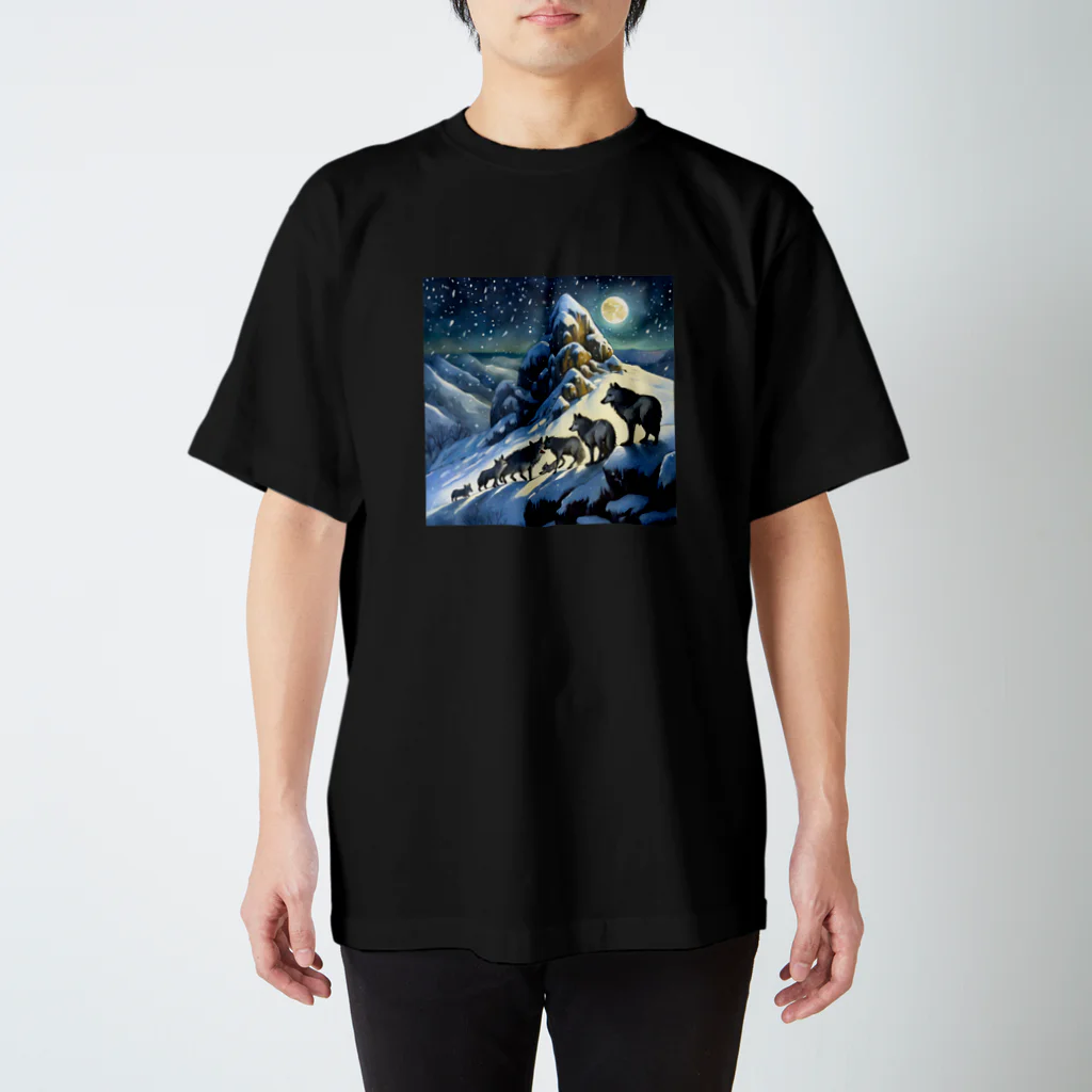 DREAMHOUSEの雪山のオオカミの群れ スタンダードTシャツ