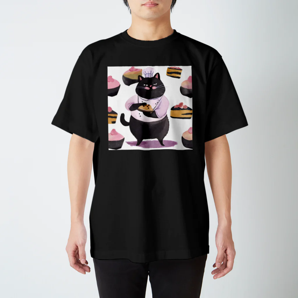 なまけものとみんなの太っちょ黒猫パティシエ Regular Fit T-Shirt