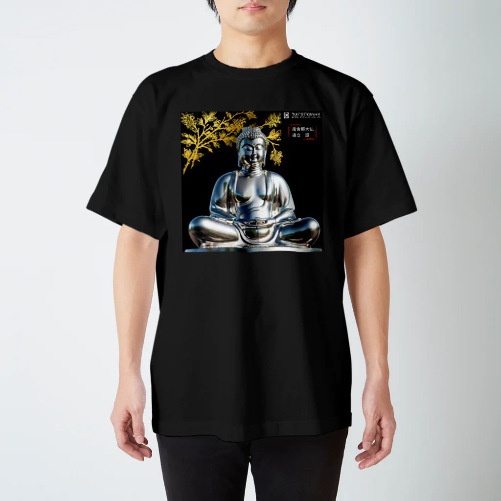 D・K　Design.saitama　ディーケーデザインさいたまのDKデザイン　黒背景金飾り　銀の大仏様 Regular Fit T-Shirt