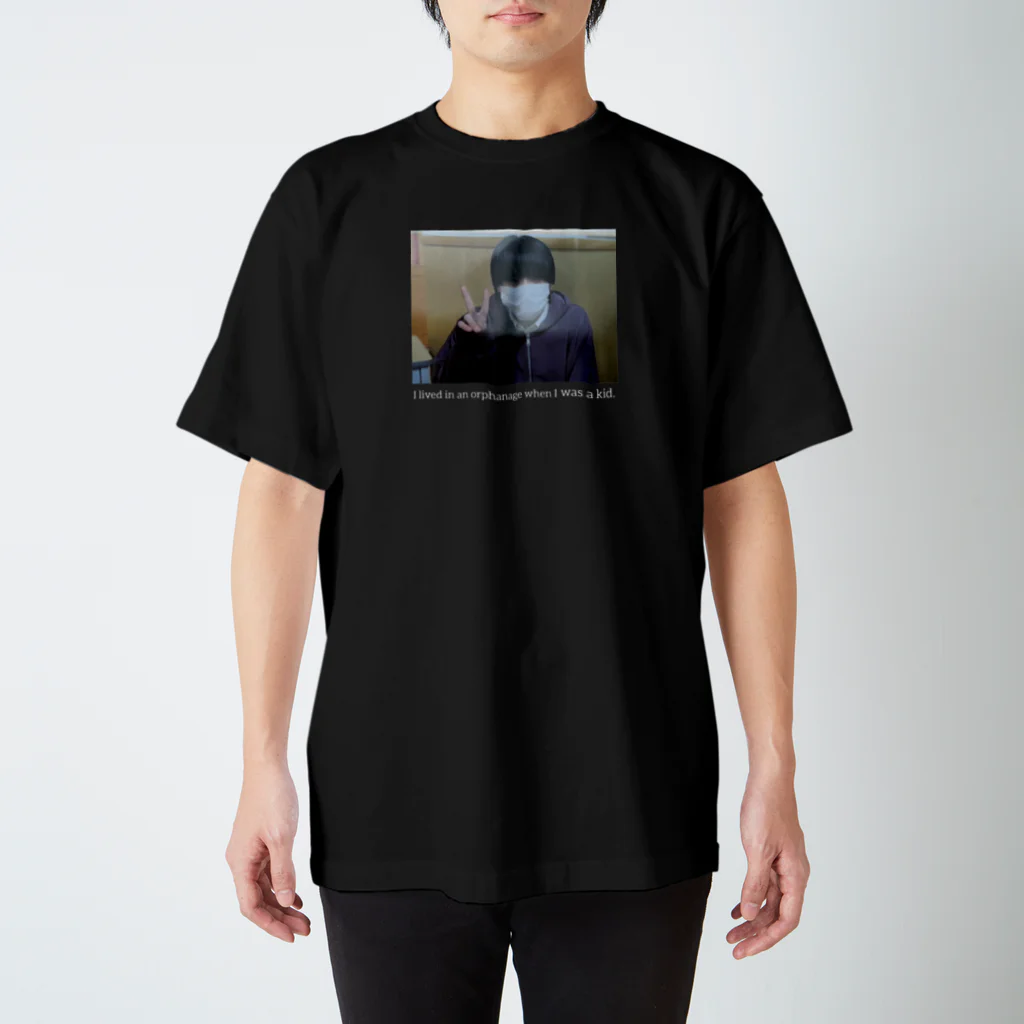 yabakitigaiの店の施設の男の子 黒 Regular Fit T-Shirt