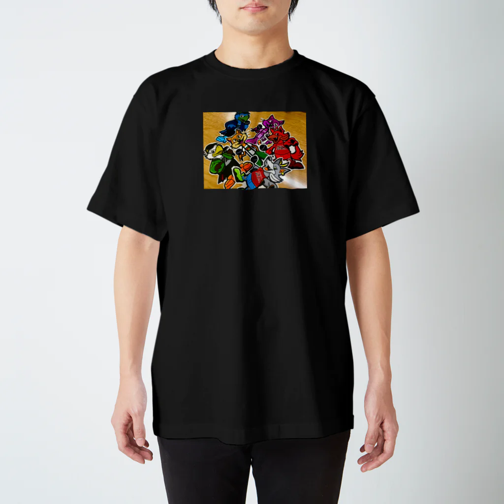 UNDER WOLVESのUNDER WOLVESステッカーTシャツ Regular Fit T-Shirt