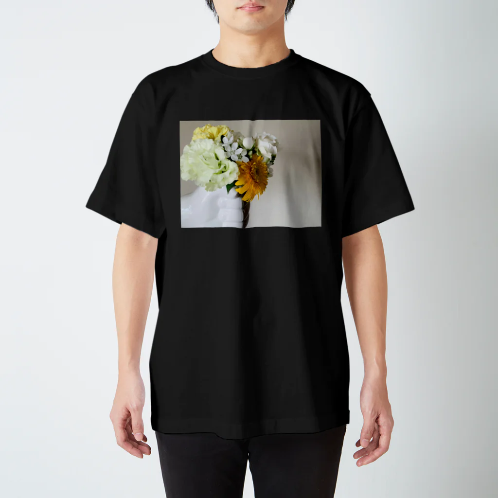 Marnieの片手に花束 Regular Fit T-Shirt