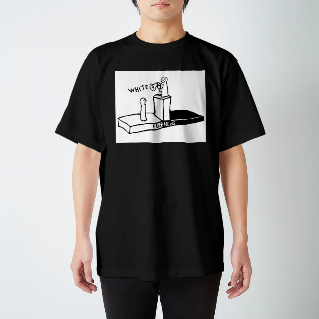 鋭利庵のFAKE   NEWS  Regular Fit T-Shirt