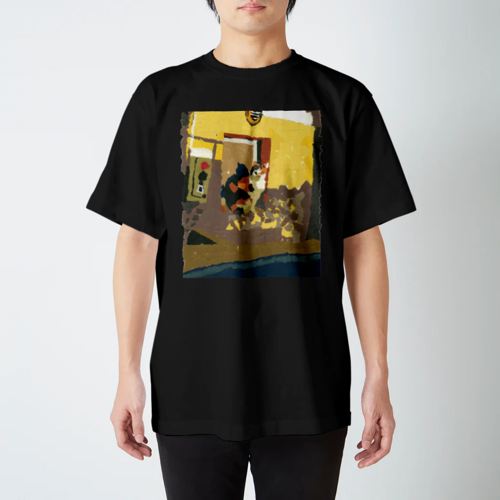 Yuhki | おばけのゆうき 公式オンラインショップ　【ちぎり絵・貼り絵のTシャツ・パーカー・スマホケース・バッグ・日用品・雑貨・文具・ドッグTシャツなど販売中】の地域猫の三毛猫みけちゃん(ちぎり絵) スタンダードTシャツ