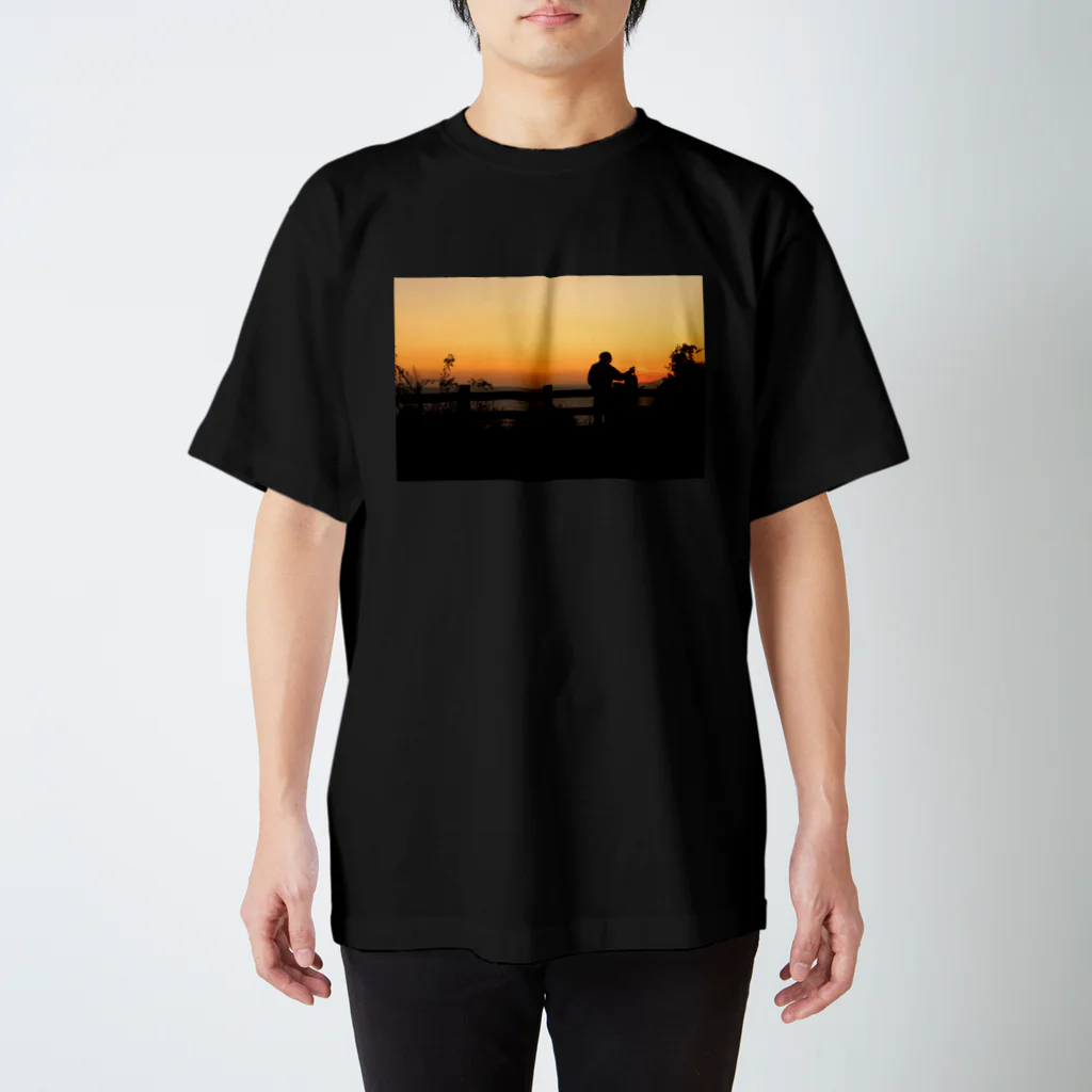 りっちゃんのへや。のビーチの夕暮れ スタンダードTシャツ