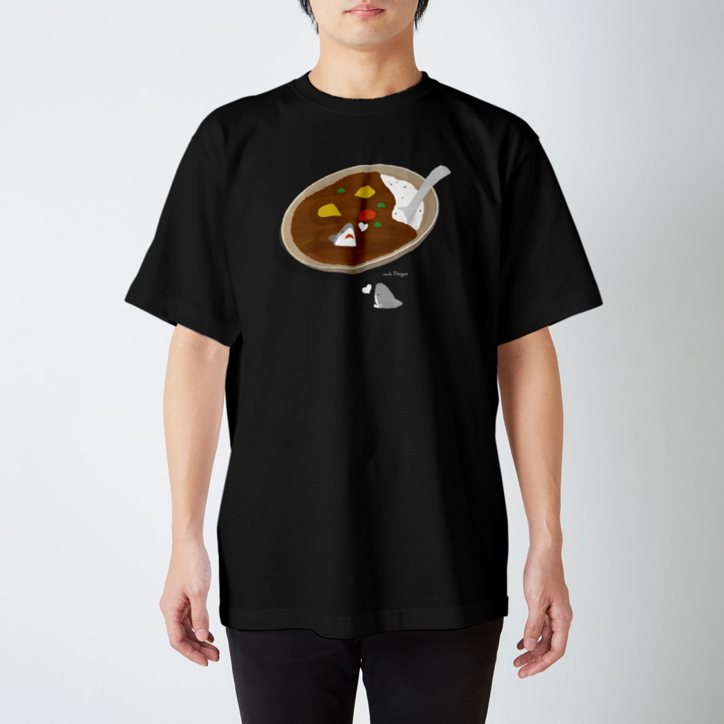 さかたようこ / サメ画家のカレーの中と外で視線を交わすサメ Regular Fit T-Shirt
