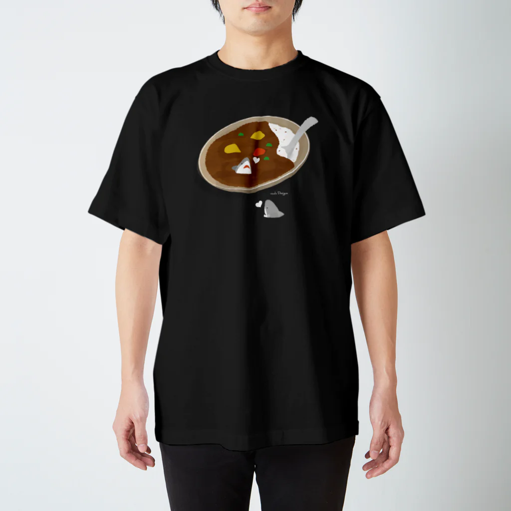 さかたようこ / サメ画家のカレーの中と外で視線を交わすサメ Regular Fit T-Shirt