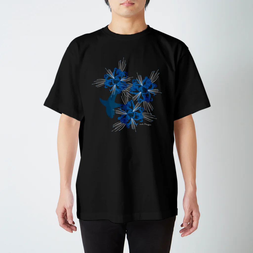 さかたようこ / サメ画家の碧の彼岸花を泳ぐサメ スタンダードTシャツ