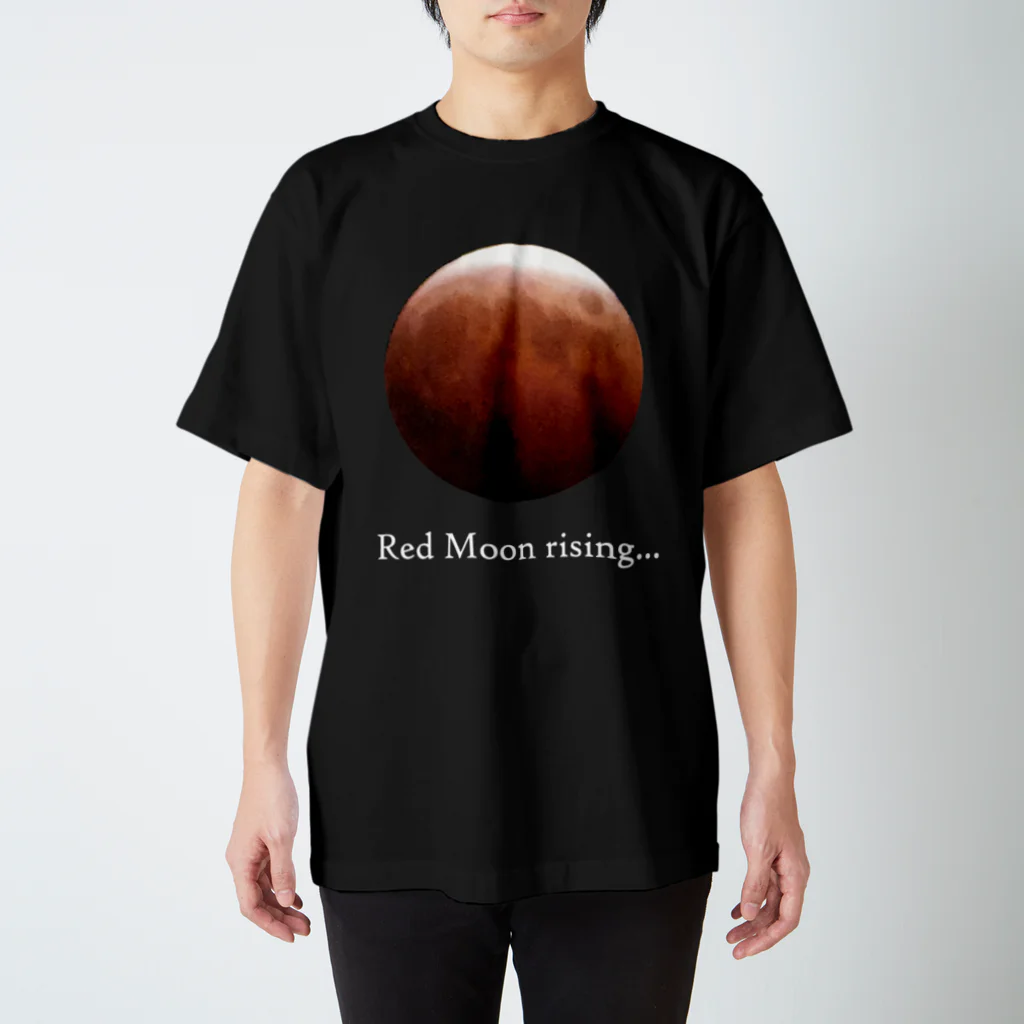 暗国の杜　SUZURI支店のRed Moon rising Ver.2 Regular Fit T-Shirt