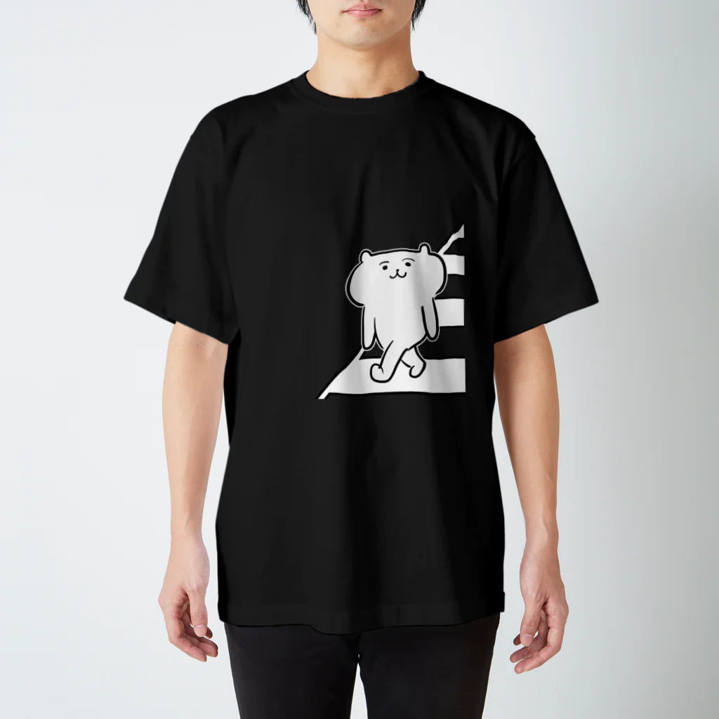 けちゃっぷごはんのお店の横断する猫さん スタンダードTシャツ