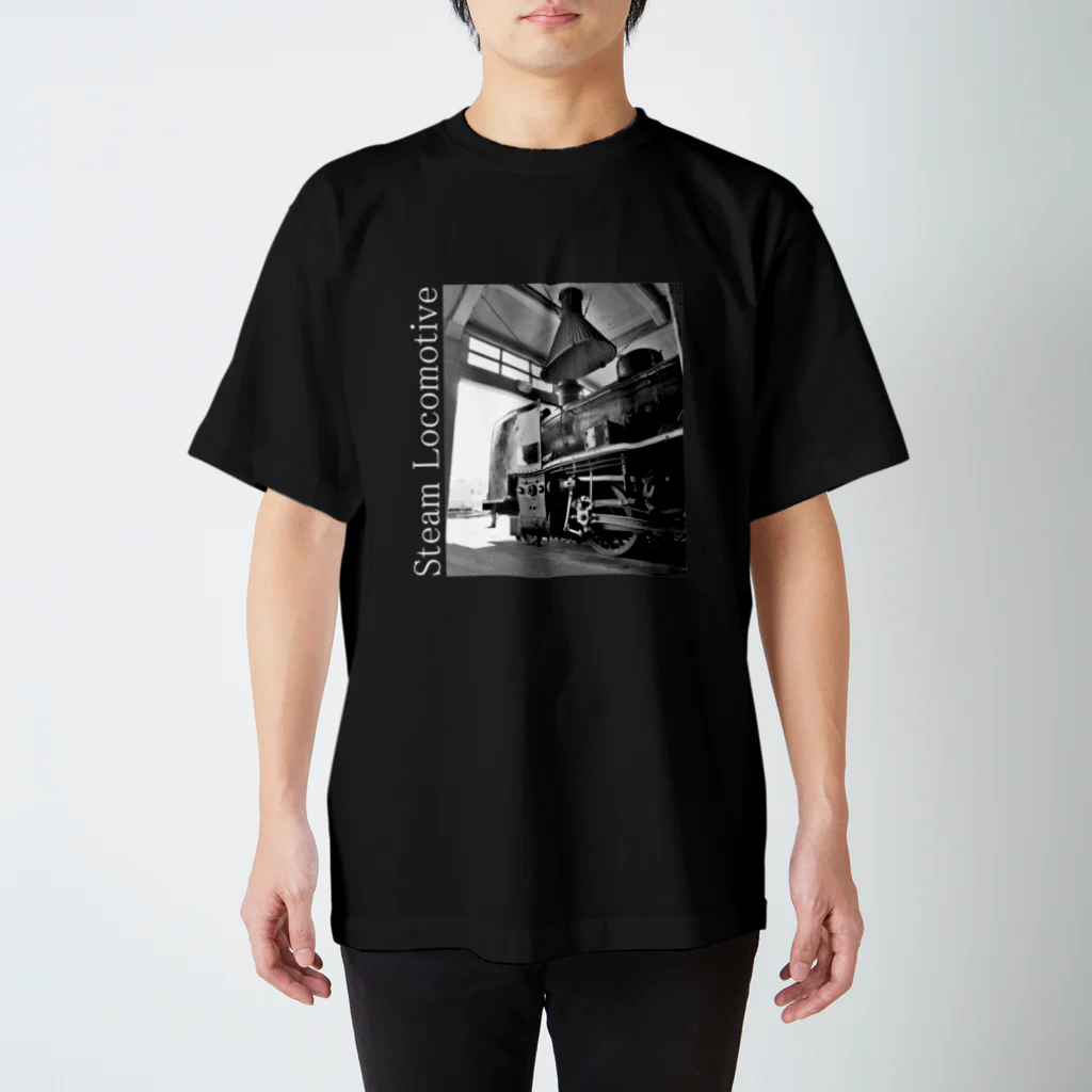 ヴィンテージ鉄道写真グッズの店の扇形車庫にスタンバイ中のSL （白い文字） Regular Fit T-Shirt
