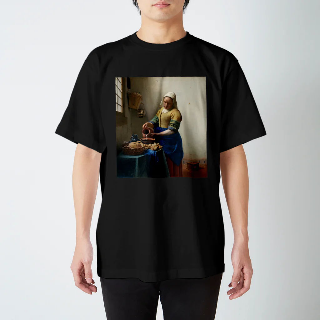 art-standard（アートスタンダード）のヨハネス フェルメール（Johannes Vermeer） / 牛乳を注ぐ女(The Milkmaid) 1660 Regular Fit T-Shirt