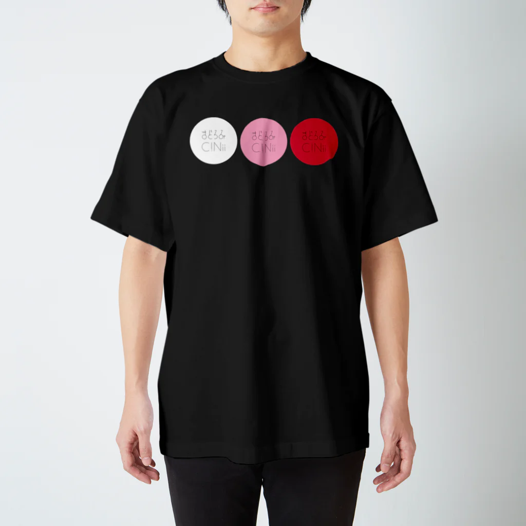 まどろみC!Niiのまどサイ！ロゴTシャツ（みんな集合ver) Regular Fit T-Shirt