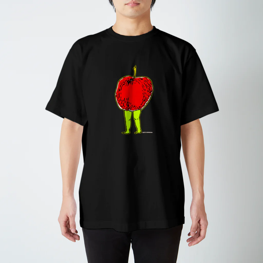  むきむき   地球生活のりんごのたたずまい。 Regular Fit T-Shirt