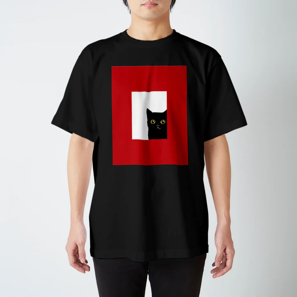 WAMI ARTの赤い窓と黒猫 Regular Fit T-Shirt