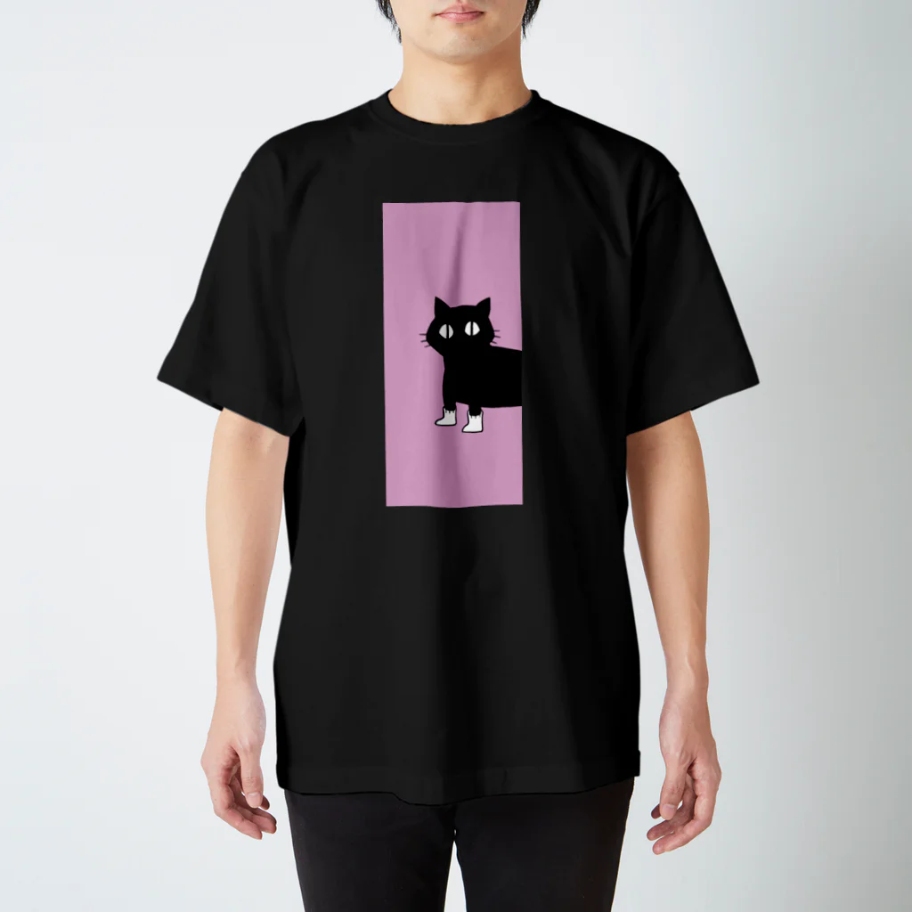 まろ屋のくつ下をはいたネコが玄関で スタンダードTシャツ