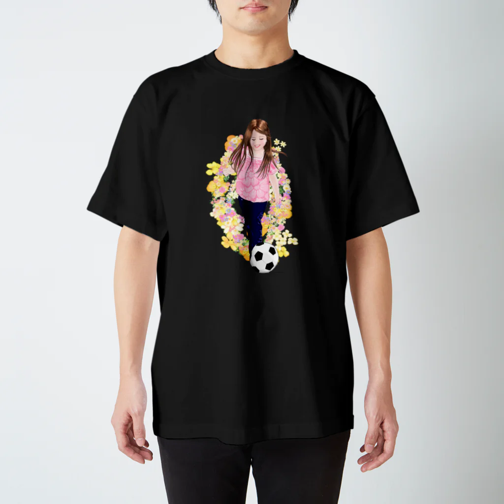 そらのボールで遊ぶ女の子 Regular Fit T-Shirt