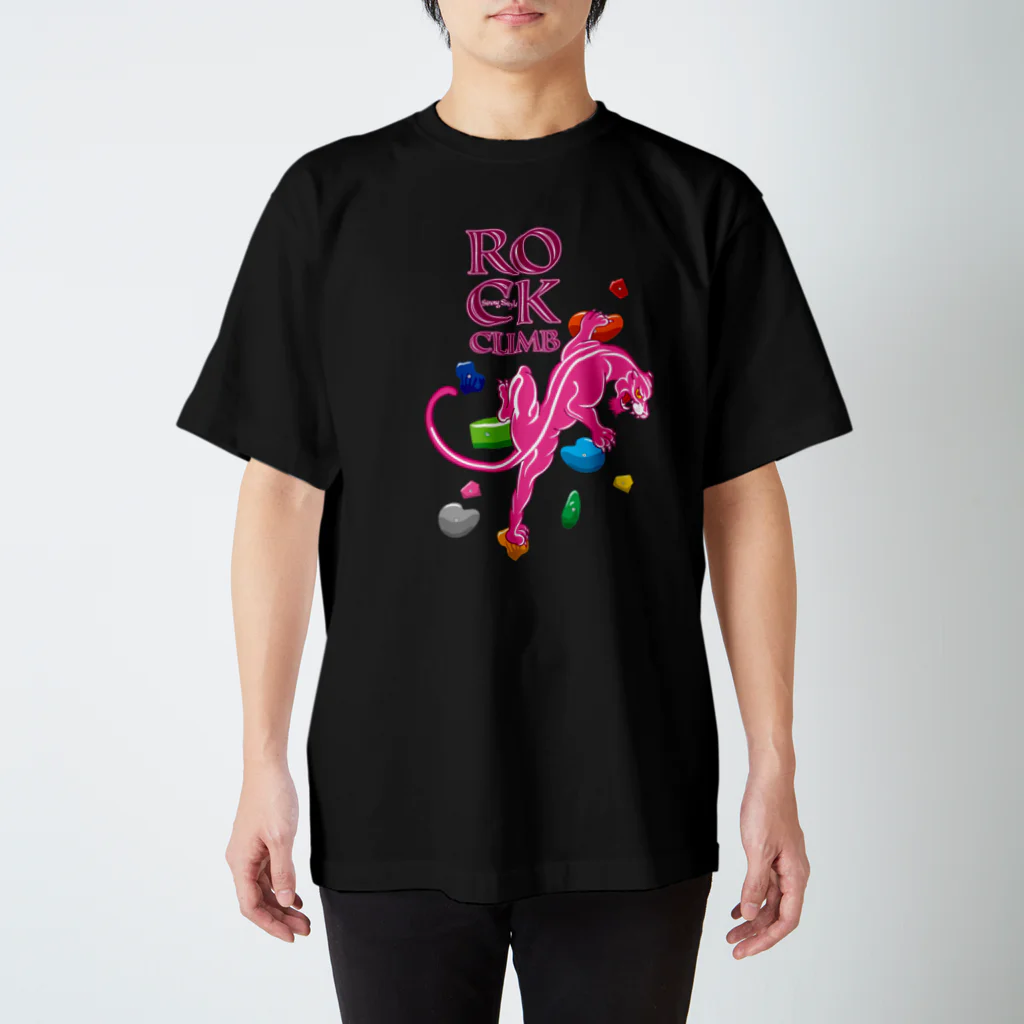 HIGEQLOのClimbing Pink Panther Regular Fit T-Shirt