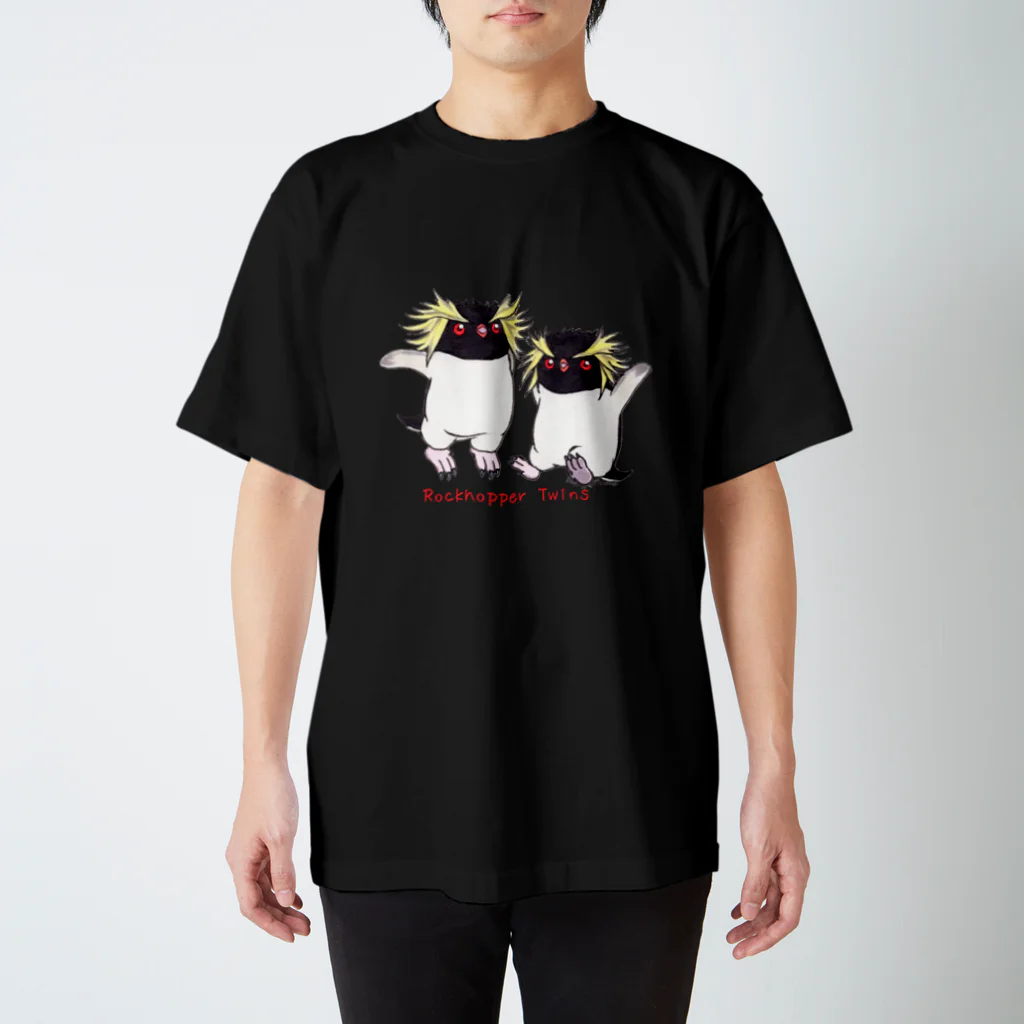 ヤママユ(ヤママユ・ペンギイナ)のふたごのイワトビペンギン(キタ) スタンダードTシャツ