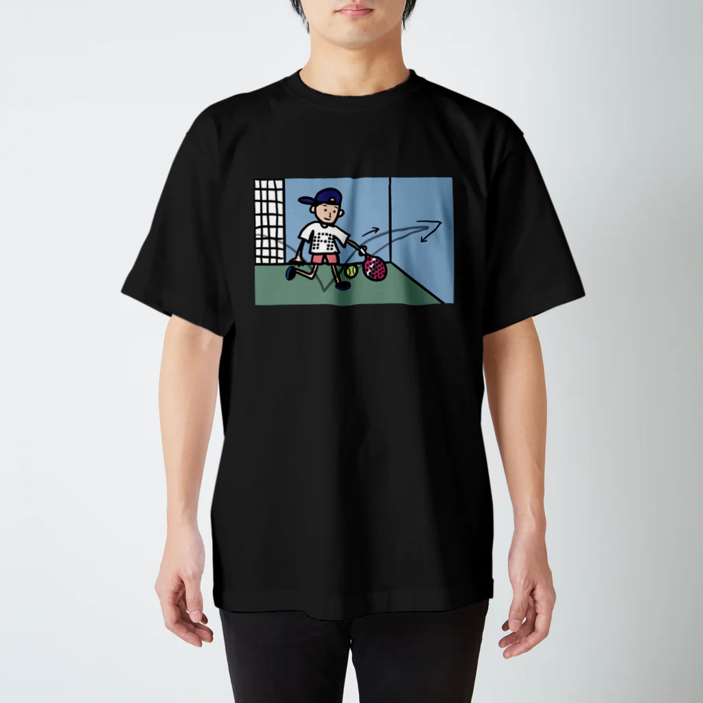 たむ小パデル部のパデル部あき画伯レボテ白ロゴバージョン スタンダードTシャツ