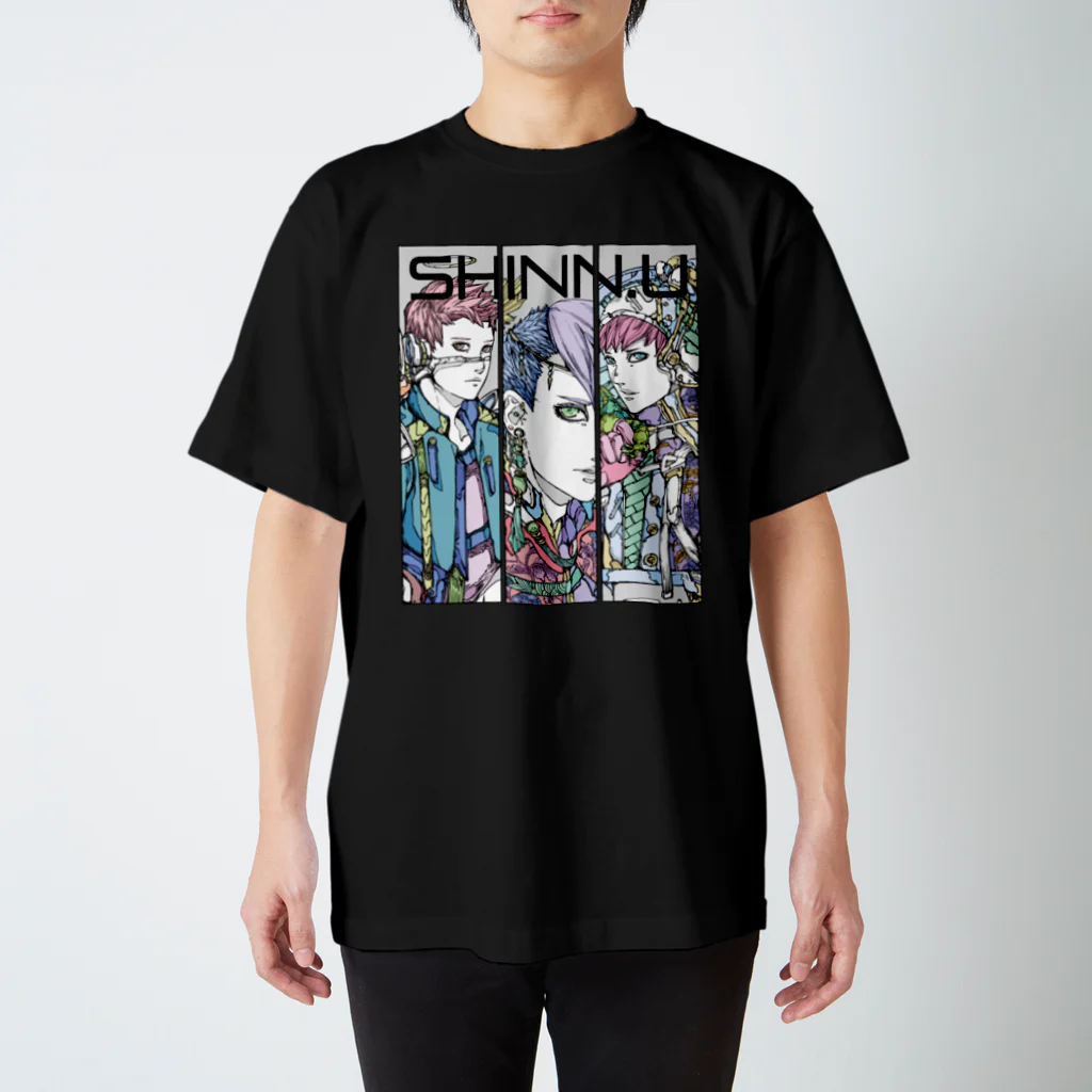 SHINN.U ONLINEのSANNIN（ロゴ白） スタンダードTシャツ