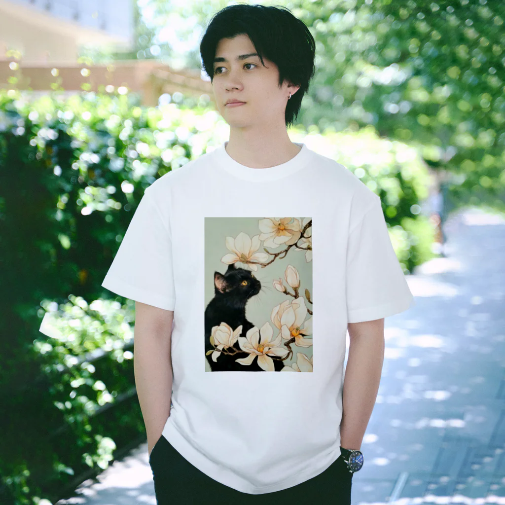 おちょぴの白木蓮と黒猫 Regular Fit T-Shirt