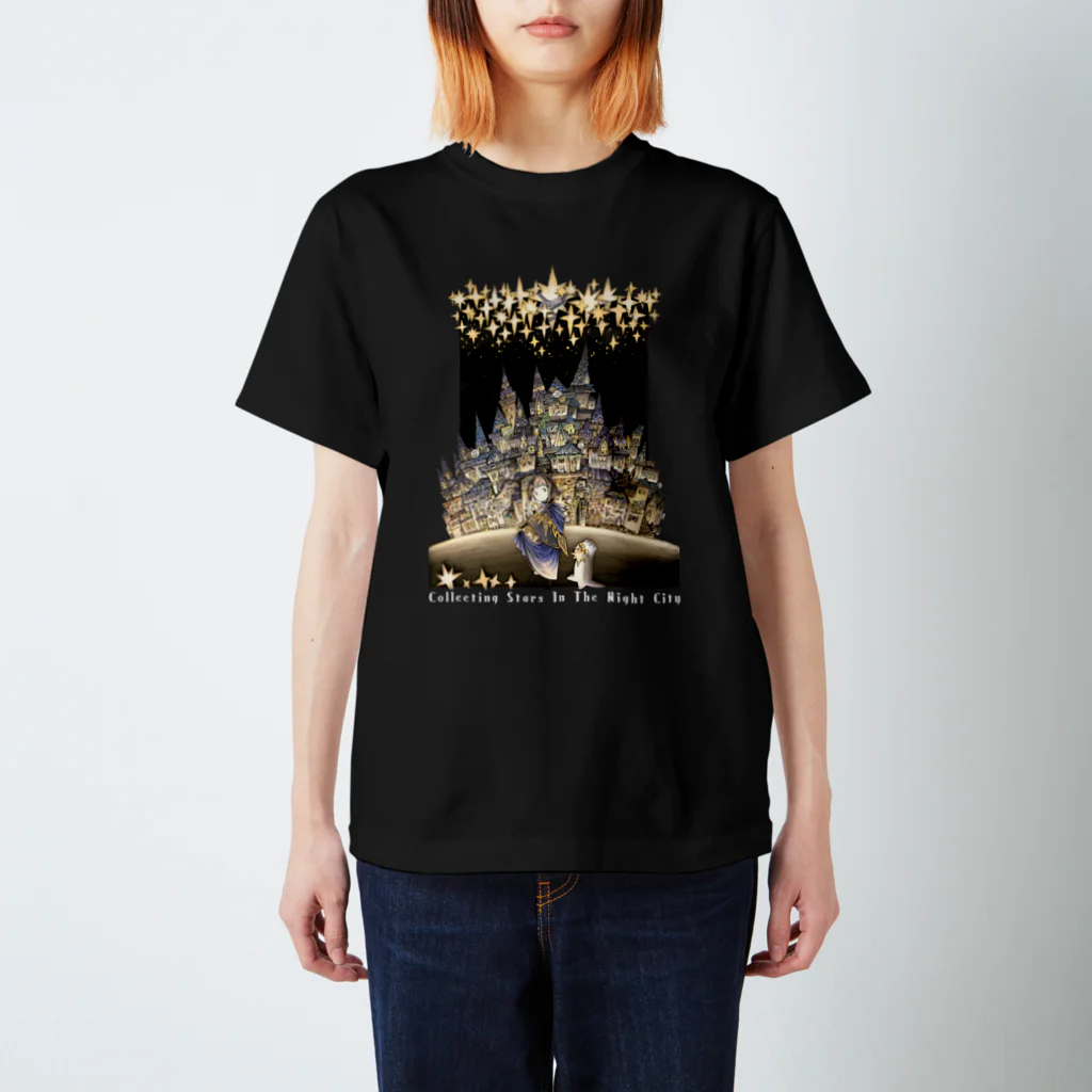 3to10 Online Store SUZURI店の夜のまちの星集め（文字色：白） Regular Fit T-Shirt
