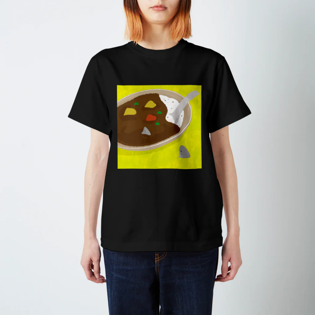 さかたようこ / サメ画家のカレーの中と外で視線を交わす前のサメ/出会う前 スタンダードTシャツ