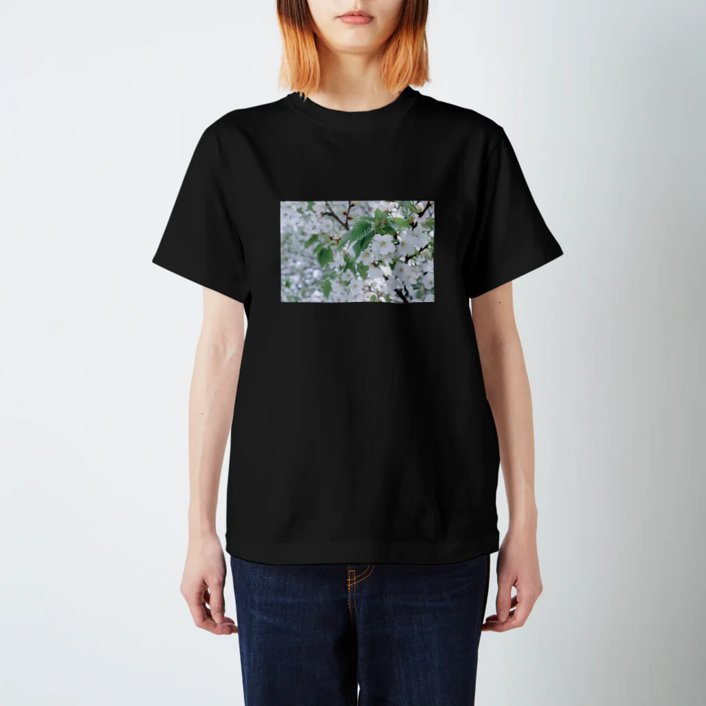 とまとまとの白い花 Regular Fit T-Shirt