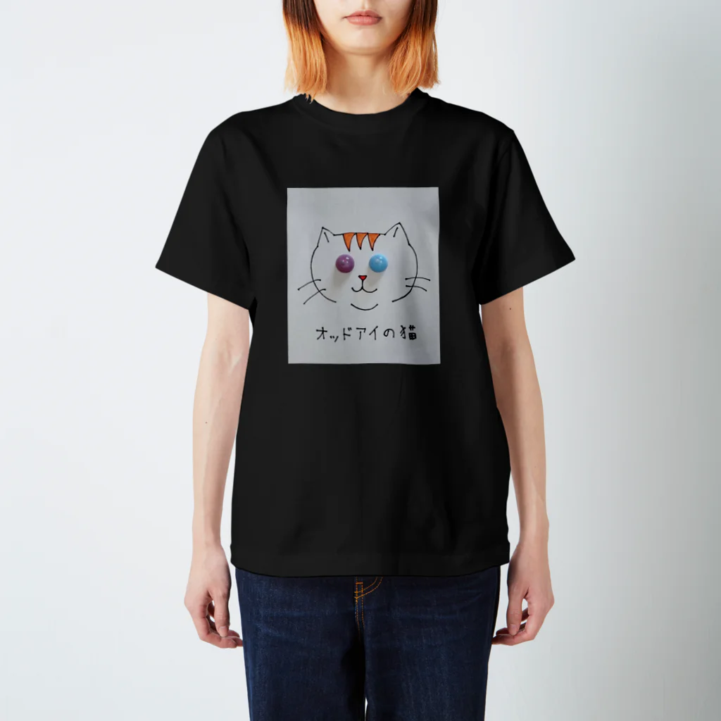 なんかゆるいショップのオッドアイの猫 Regular Fit T-Shirt