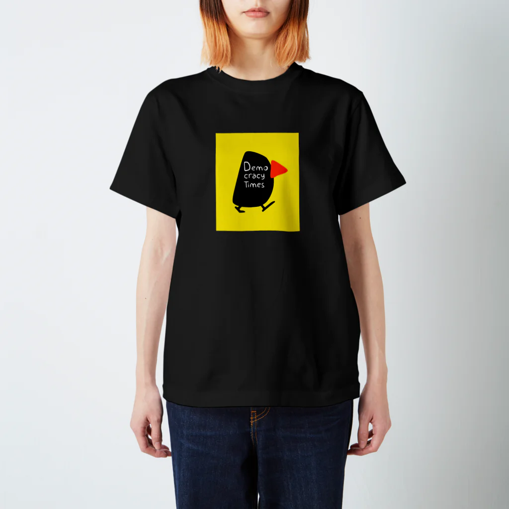 DemocracyTimesのデモクラシータイムス　Tシャツ鳥黄色 Regular Fit T-Shirt