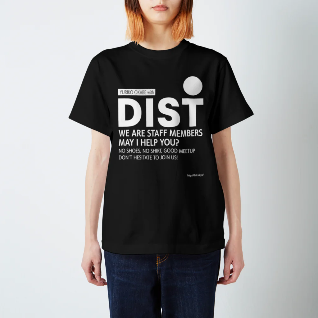 沖 良矢のDISTスタッフTシャツ（岡部 ver.） Regular Fit T-Shirt