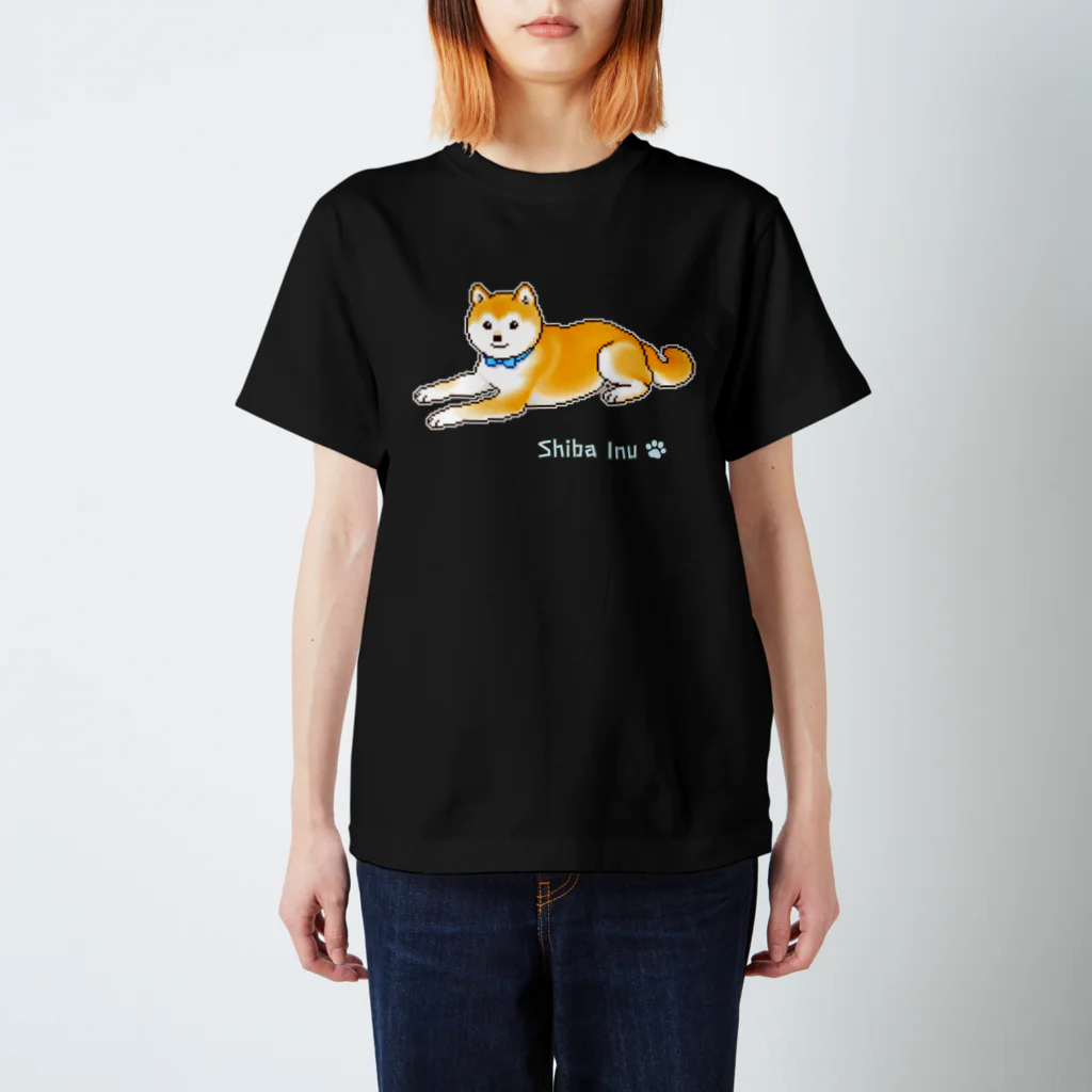 Shiba Inu Streetの水色の首輪をつけてゆったり座る柴犬のドット絵 スタンダードTシャツ