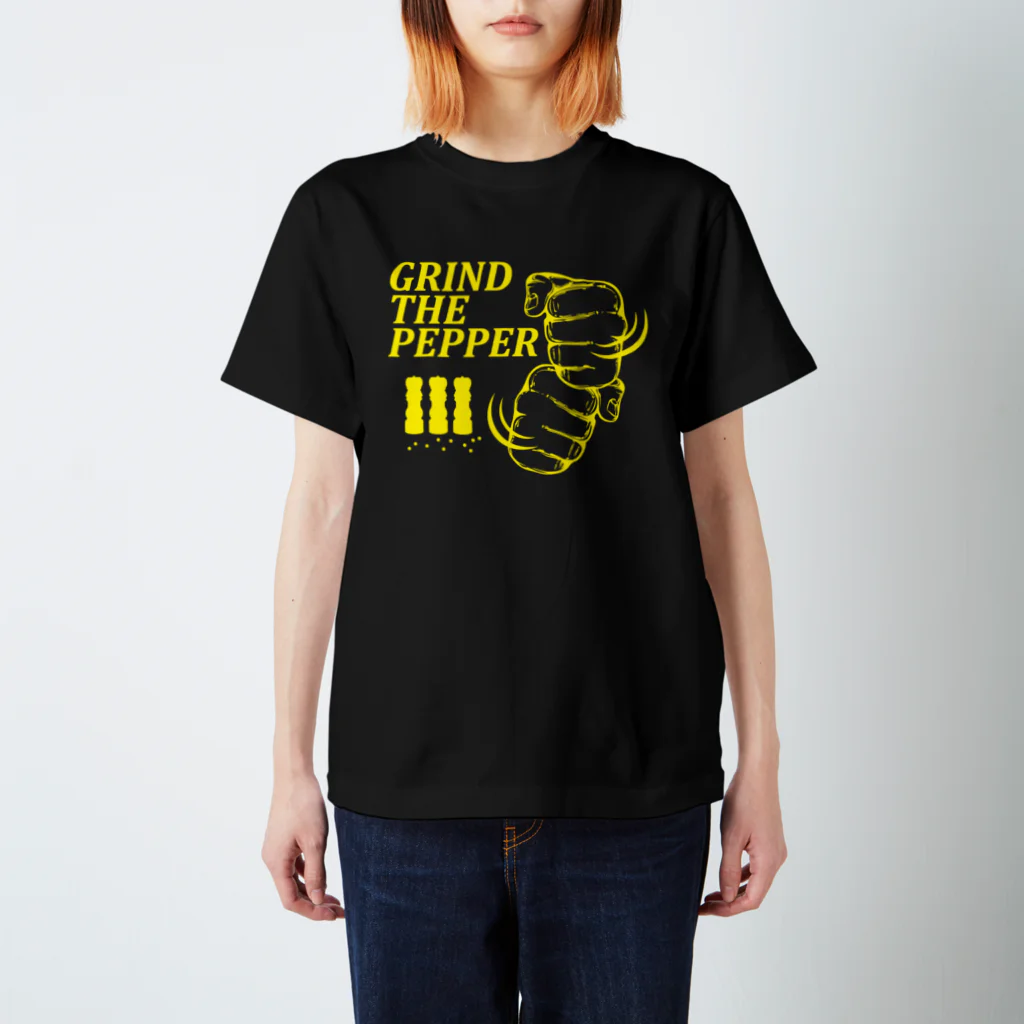 オノマトピアのペッパーミル・パフォーマンス(GRIND THE PEPPER)胡椒挽き・文字イエロー Regular Fit T-Shirt