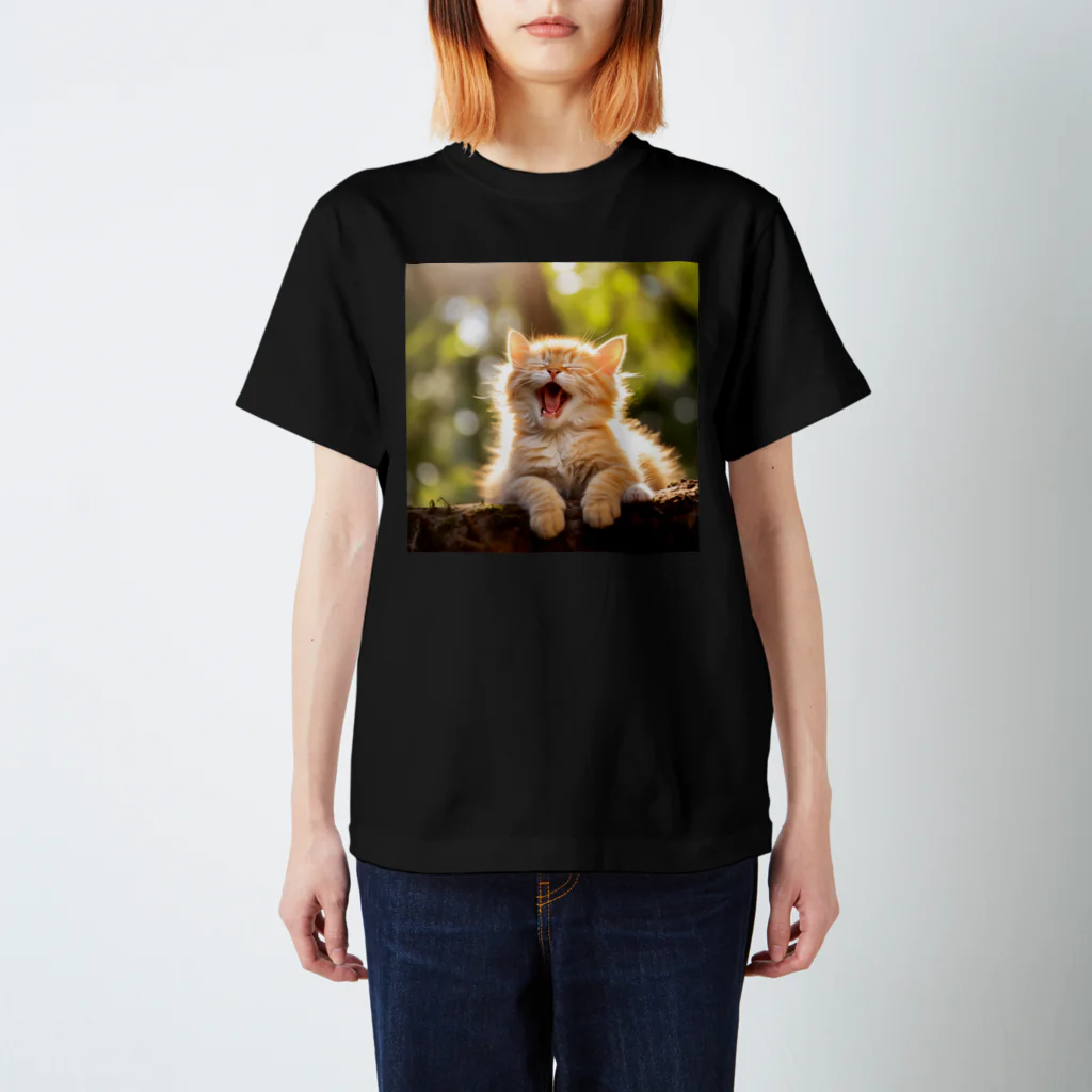 ショップ　猫まみれの子猫のあくび　yawning kitty Regular Fit T-Shirt