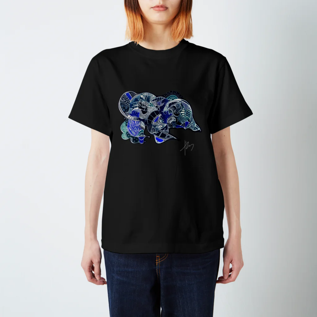 牧 やひろの暗転 鶏土竜 Regular Fit T-Shirt