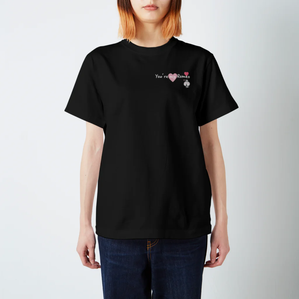 mon shu shu もんしゅしゅのきゅんなうさちゃん　ロミオ&ジュリエット（ロミオ）文字白　ピンクハート Regular Fit T-Shirt