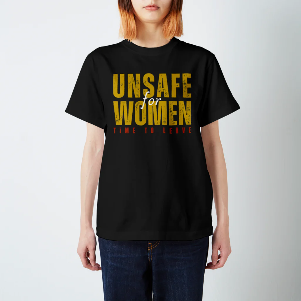 chataro123のUnsafe for Women: Time to Leave Regular Fit T-Shirt