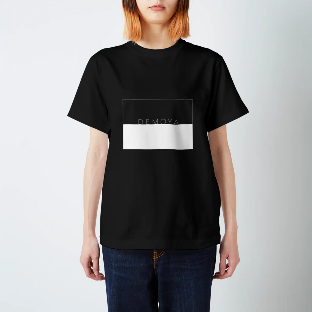 QRIのDEMOYA白ロゴ Regular Fit T-Shirt