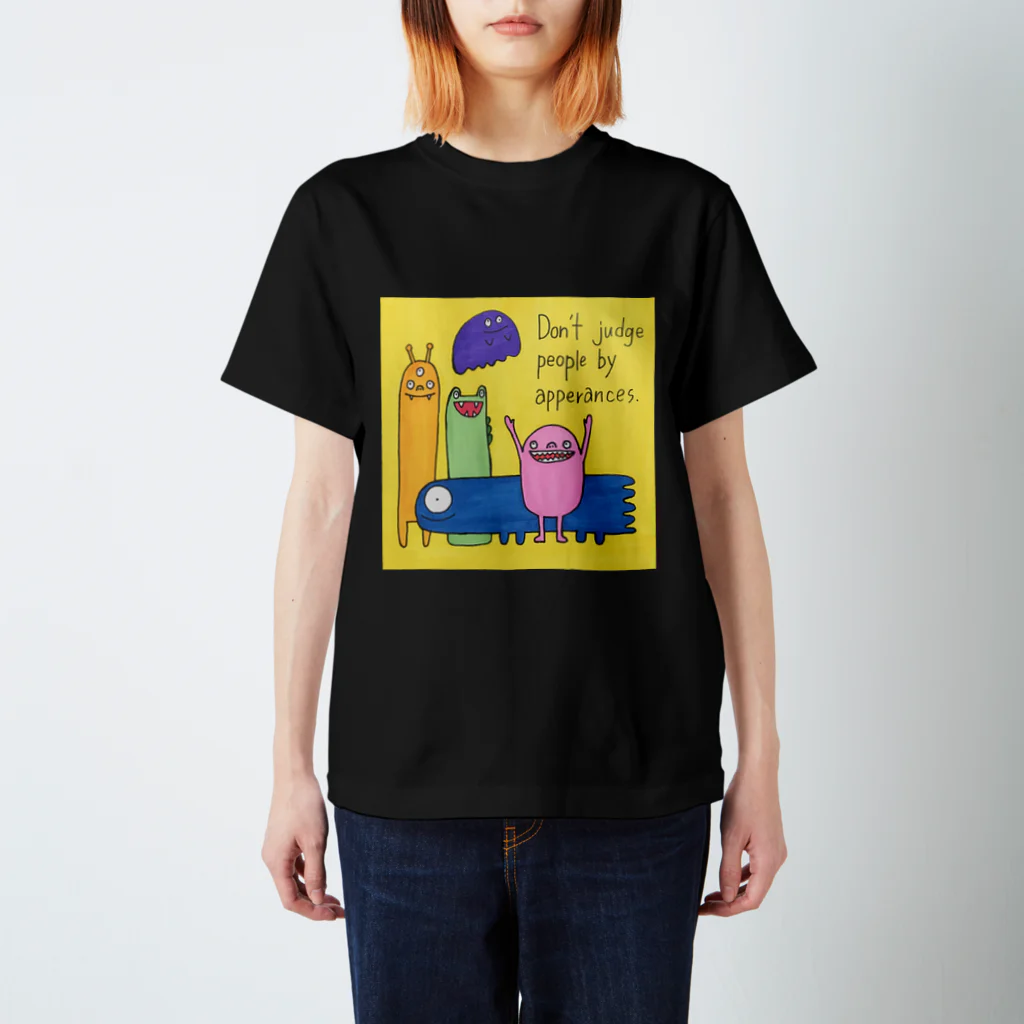 aknakn523のDon't judge people by appearance Regular Fit T-Shirt