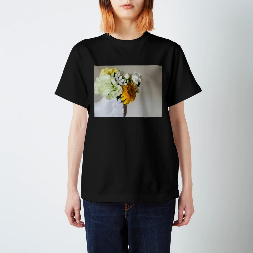 Marnieの片手に花束 Regular Fit T-Shirt