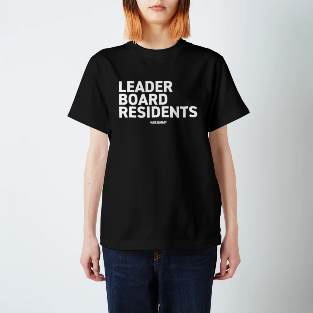 highvoltagewearsのLEADER BOARD RESIDENTS 黒  Regular Fit T-Shirt